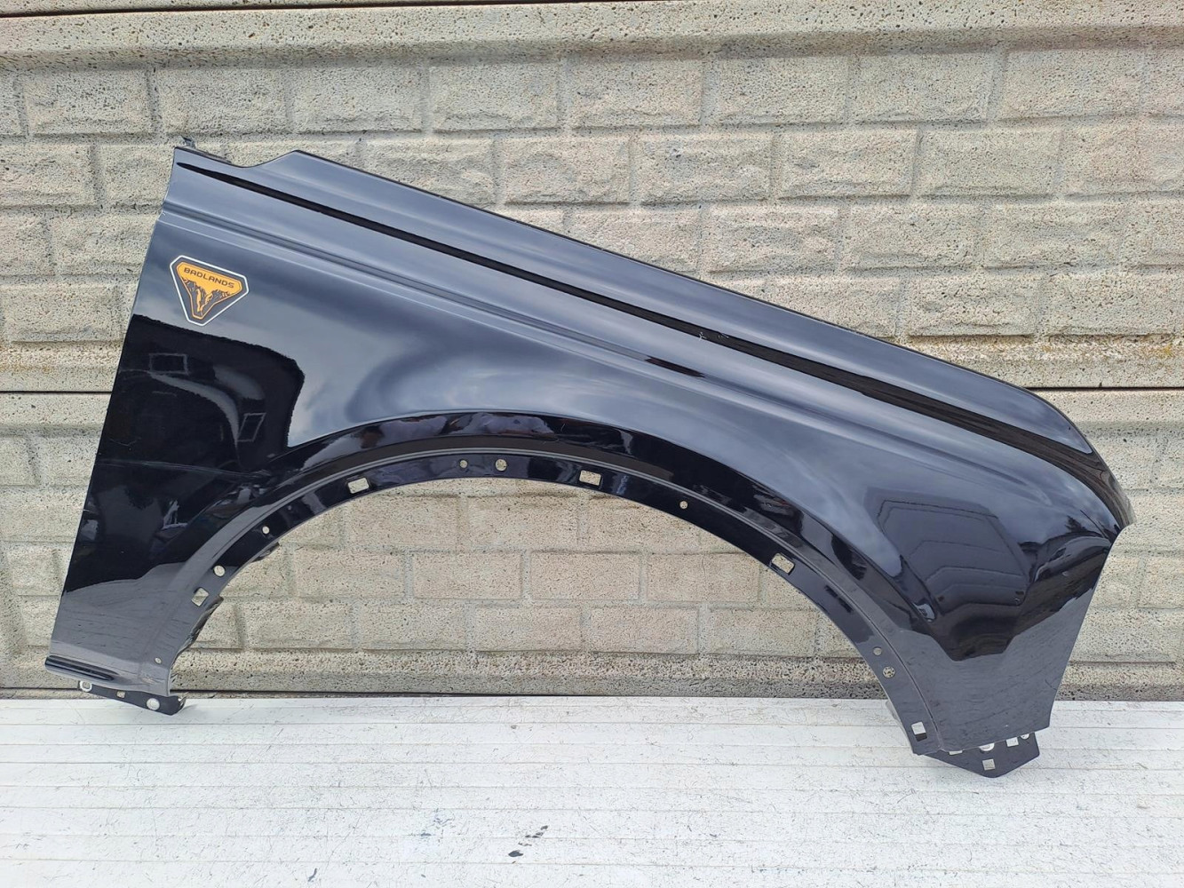 FORD BRONCO 21-24 BŁOTNIK PRAWY PRZEDNI - (15743593112)