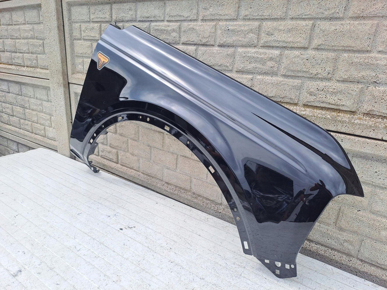 FORD BRONCO 21-24 BŁOTNIK PRAWY PRZEDNI - (15743593112)