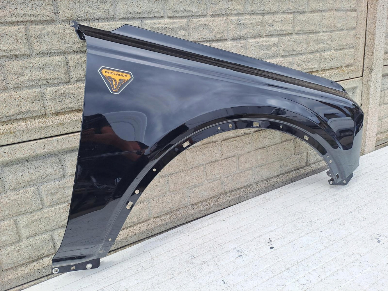 FORD BRONCO 21-24 BŁOTNIK PRAWY PRZEDNI - (15743593112)
