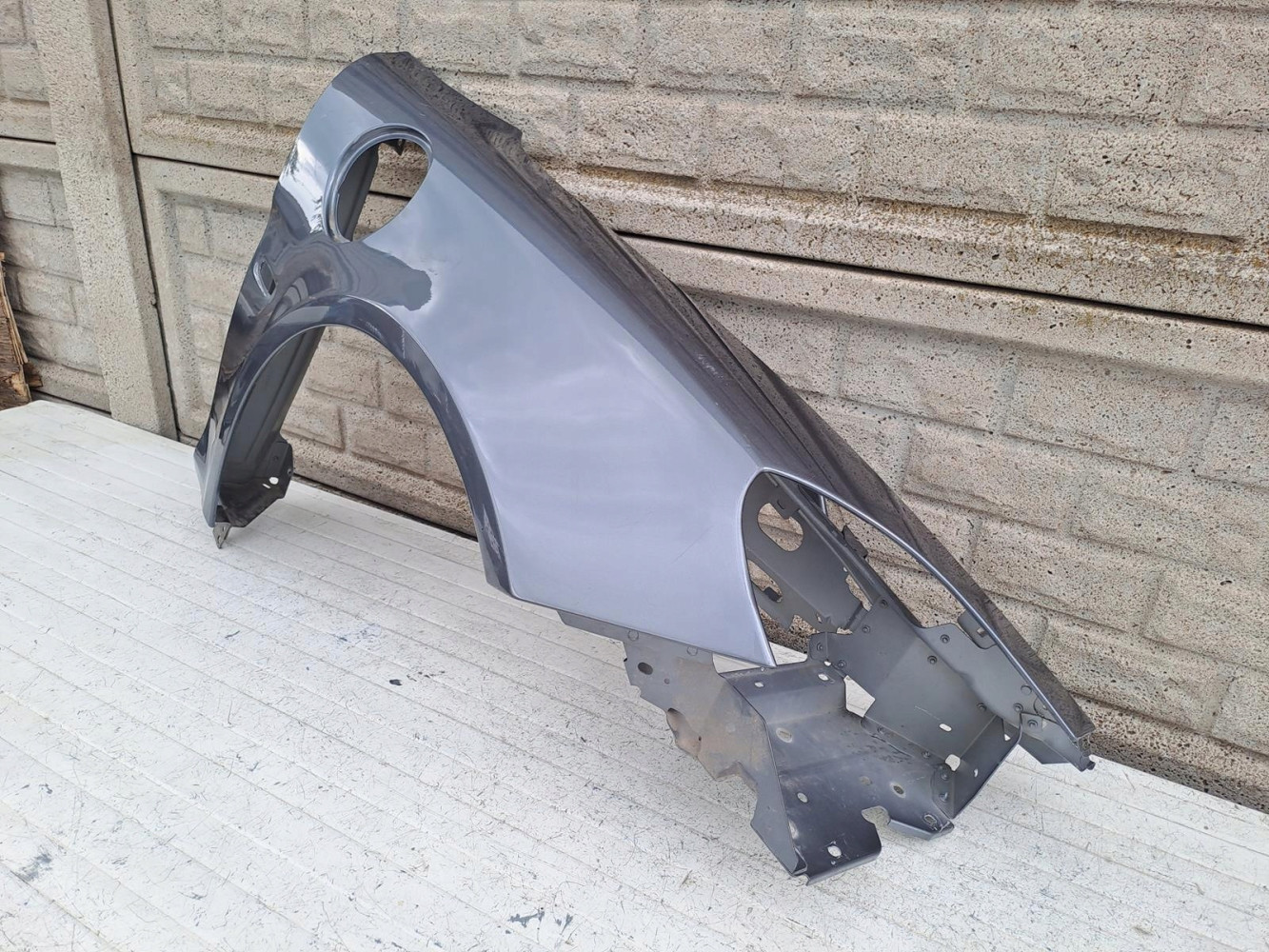 RENAULT ALPINE BŁOTNIK PRZEDNI PRAWY - (15779858100)