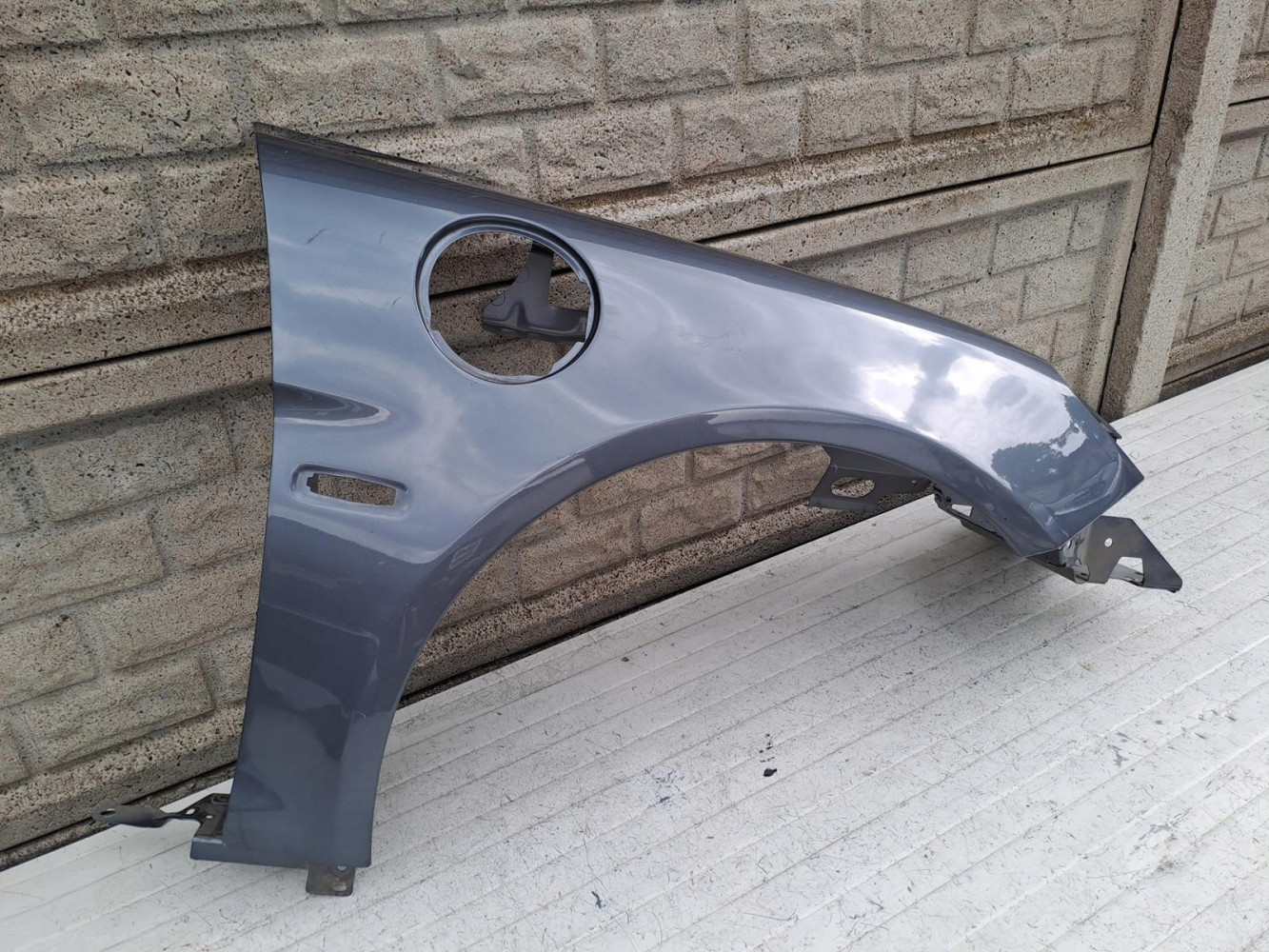 RENAULT ALPINE BŁOTNIK PRZEDNI PRAWY - (15779858100)