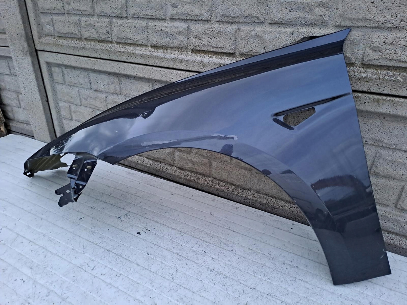 TESLA 3 III 2024- BŁOTNIK PRZEDNI LEWY - (15800616336)