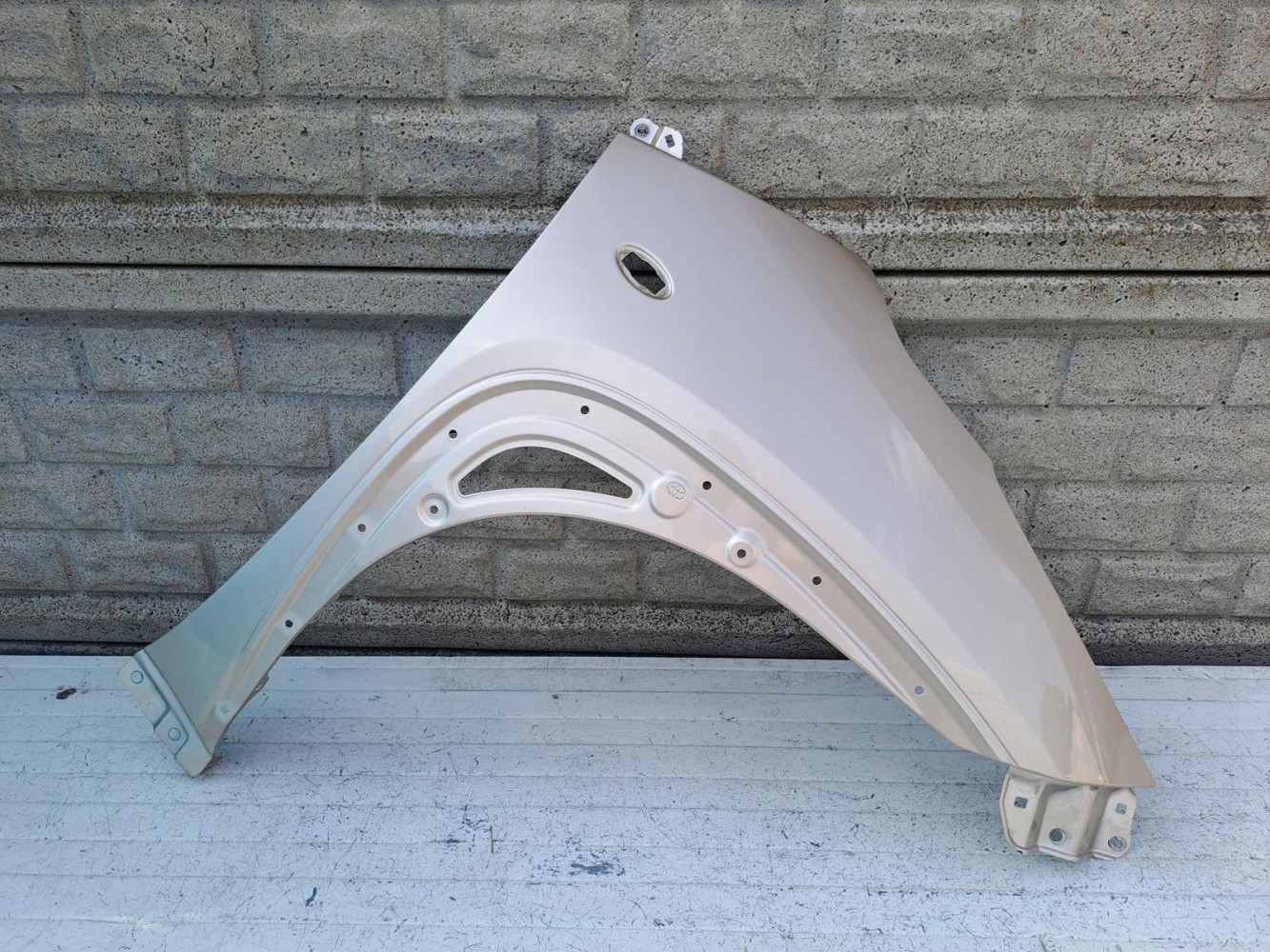 BŁOTNIK PRAWY PRZÓD TOYOTA AYGO X 22-24 - (15967142994)