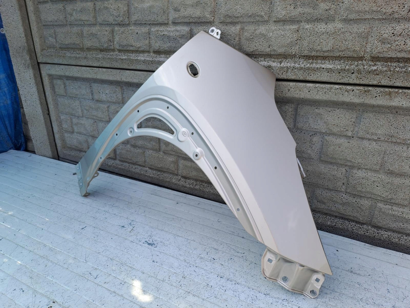 BŁOTNIK PRAWY PRZÓD TOYOTA AYGO X 22-24 - (15967142994)