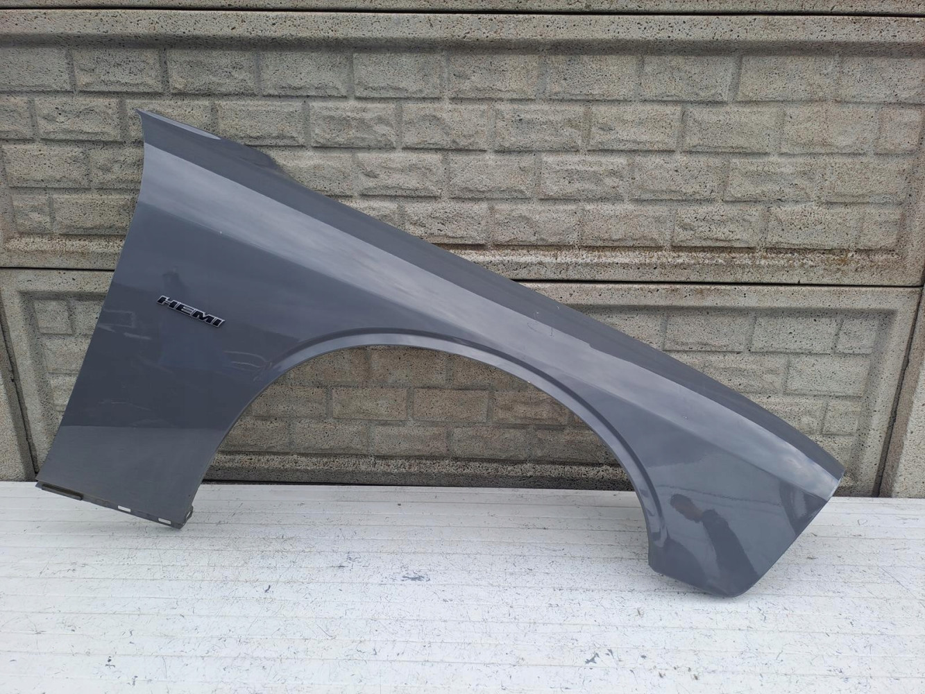 CHEVROLET CHALLENGER BŁOTNIK PRAWY PRZEDNI - (16018585334)