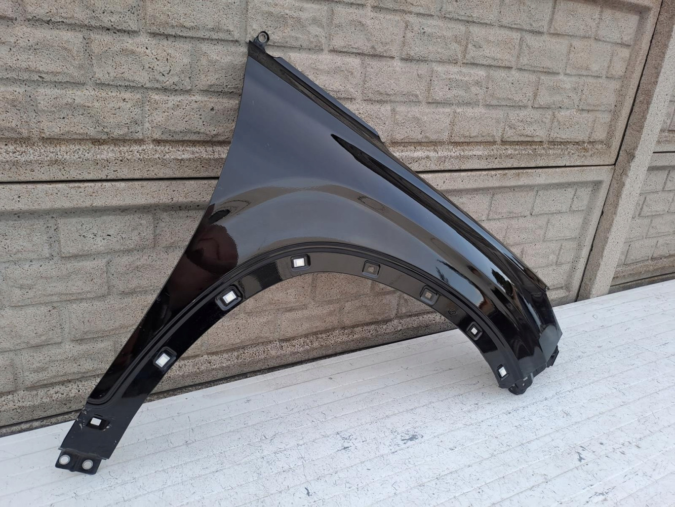HYUNDAI SANTA FE 19-24 BŁOTNIK PRAWY PRZEDNI - (16066995042)