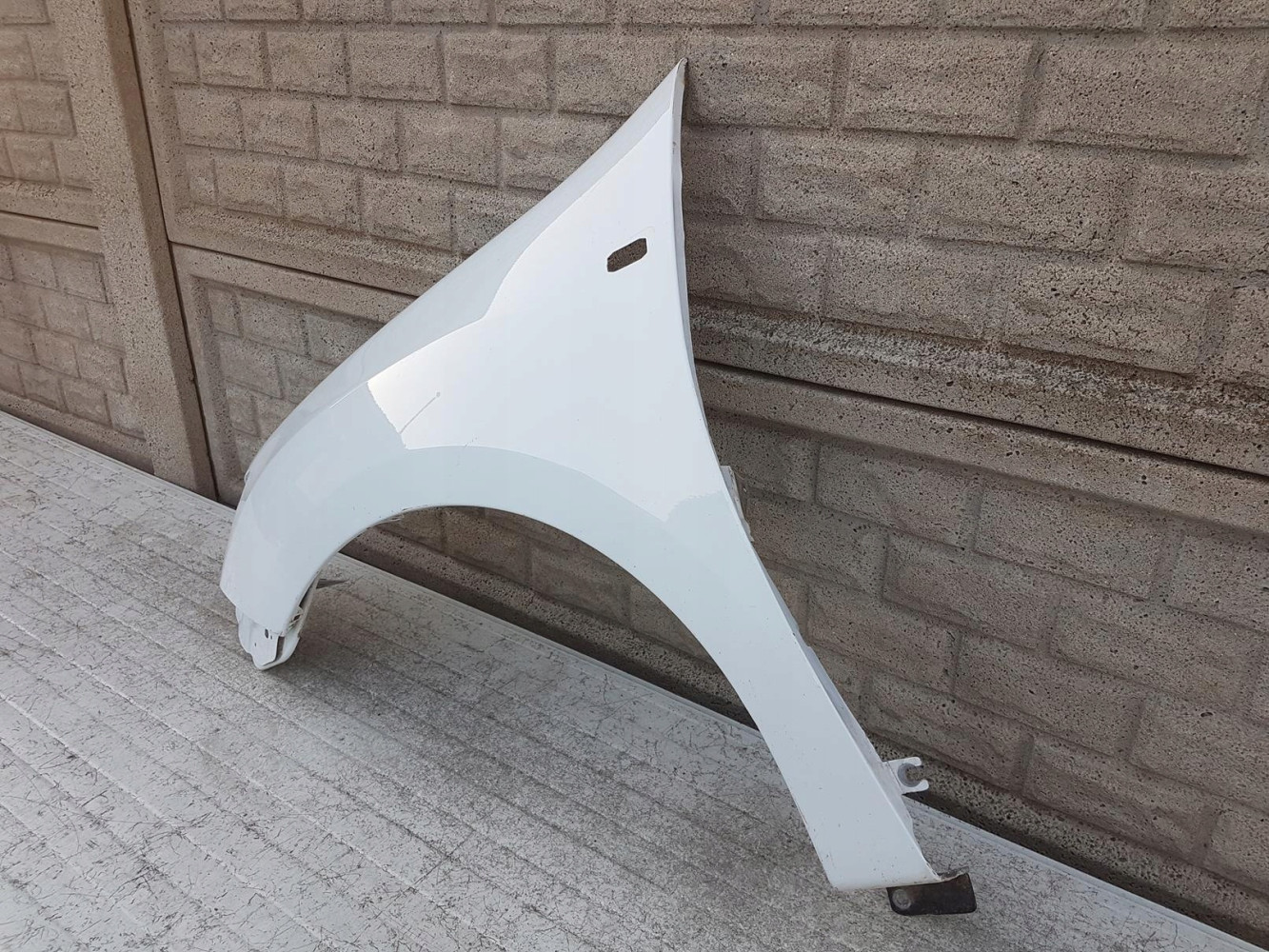 DACIA SANDERO LOGAN 2013-2020 BŁOTNIK PRZEDNI LEWY - (11966978315)