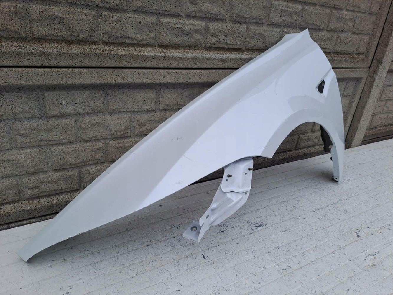 TESLA 3 III 2024- BŁOTNIK PRZEDNI LEWY - (16154044135)