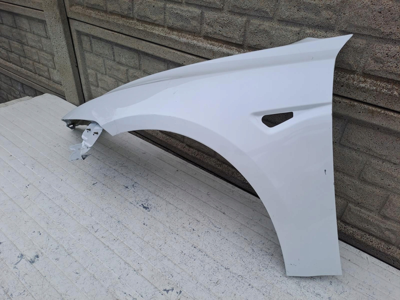 TESLA 3 III 2024- BŁOTNIK PRZEDNI LEWY - (16154044135)