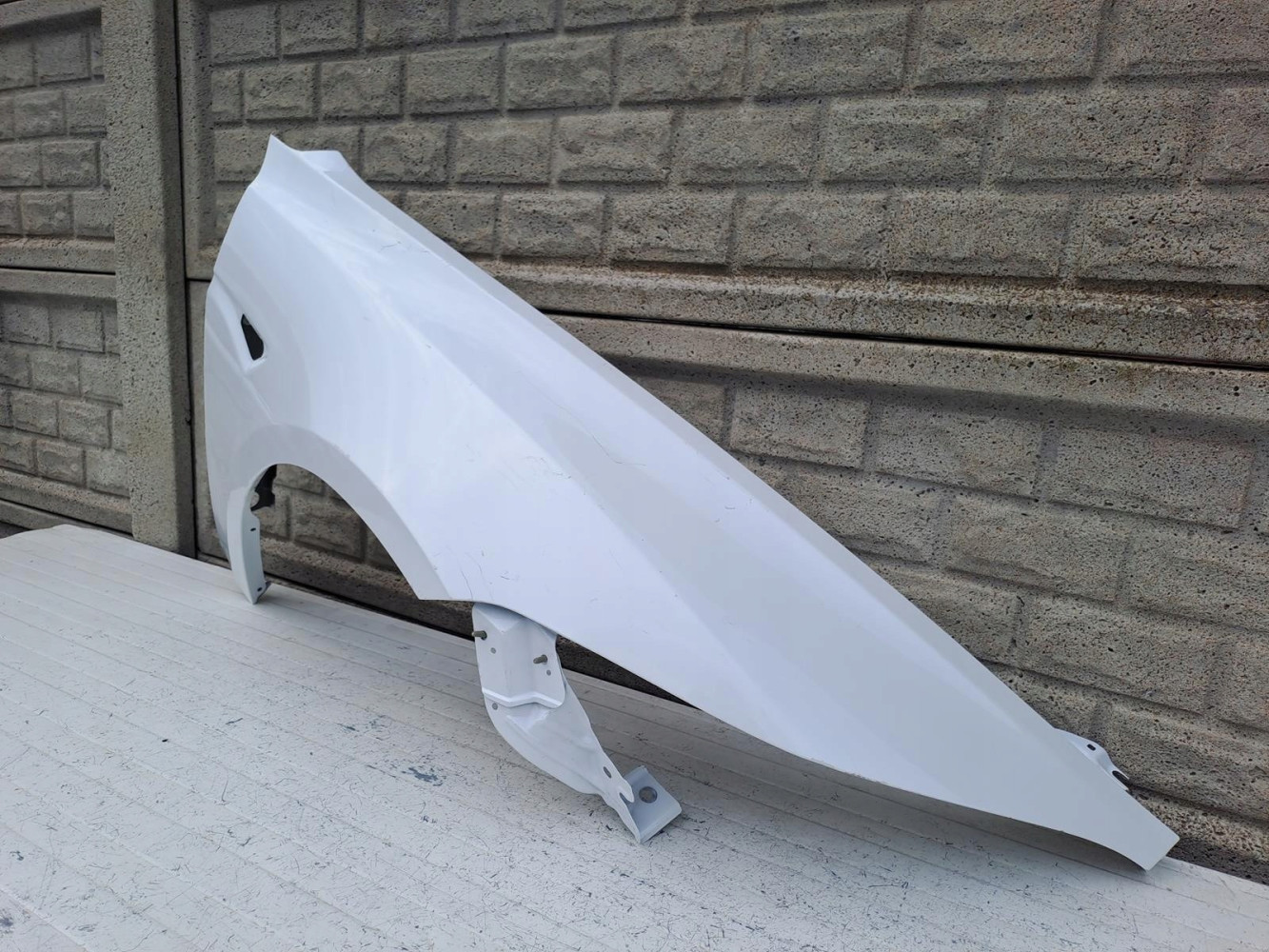 TESLA 3 III 2024- BŁOTNIK PRZEDNI PRAWY - (16259437675)
