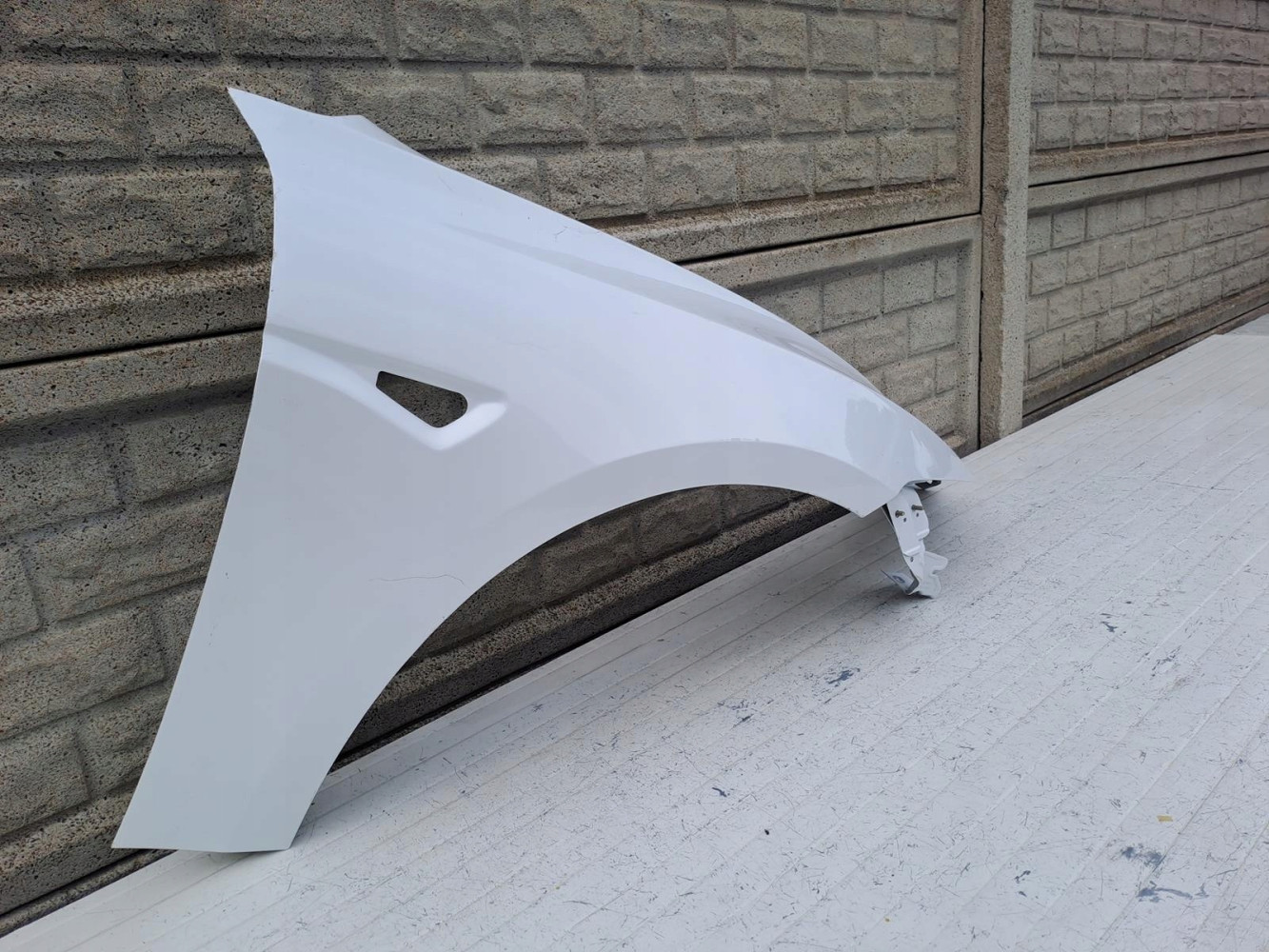 TESLA 3 III 2024- BŁOTNIK PRZEDNI PRAWY - (16259437675)