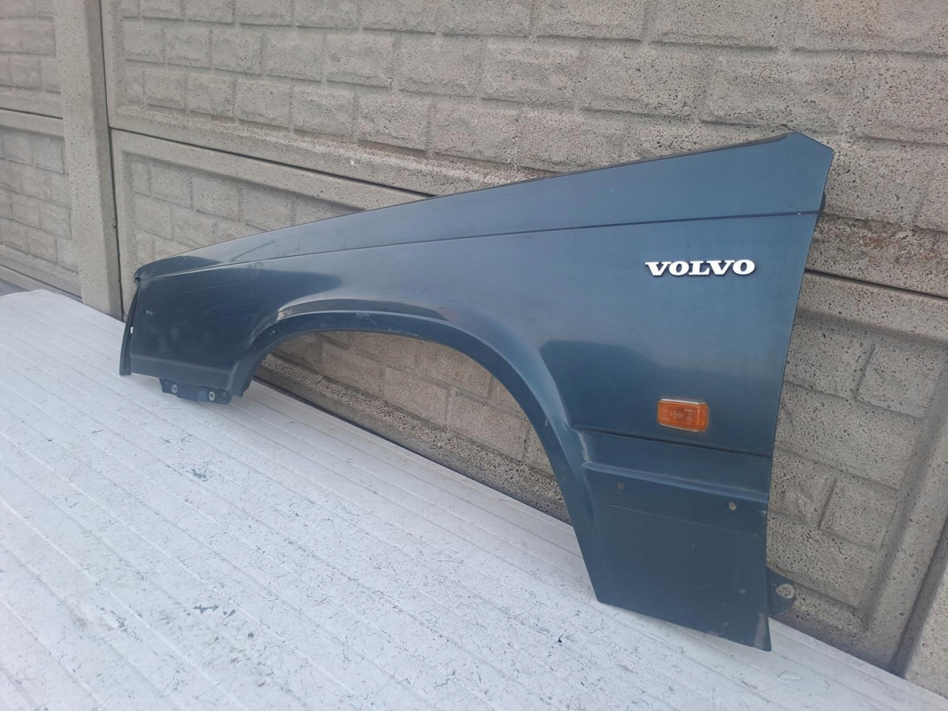 VOLVO 740 VOLVO 760 1984-92 BŁOTNIK PRZEDNI LEWY - (16267455105)