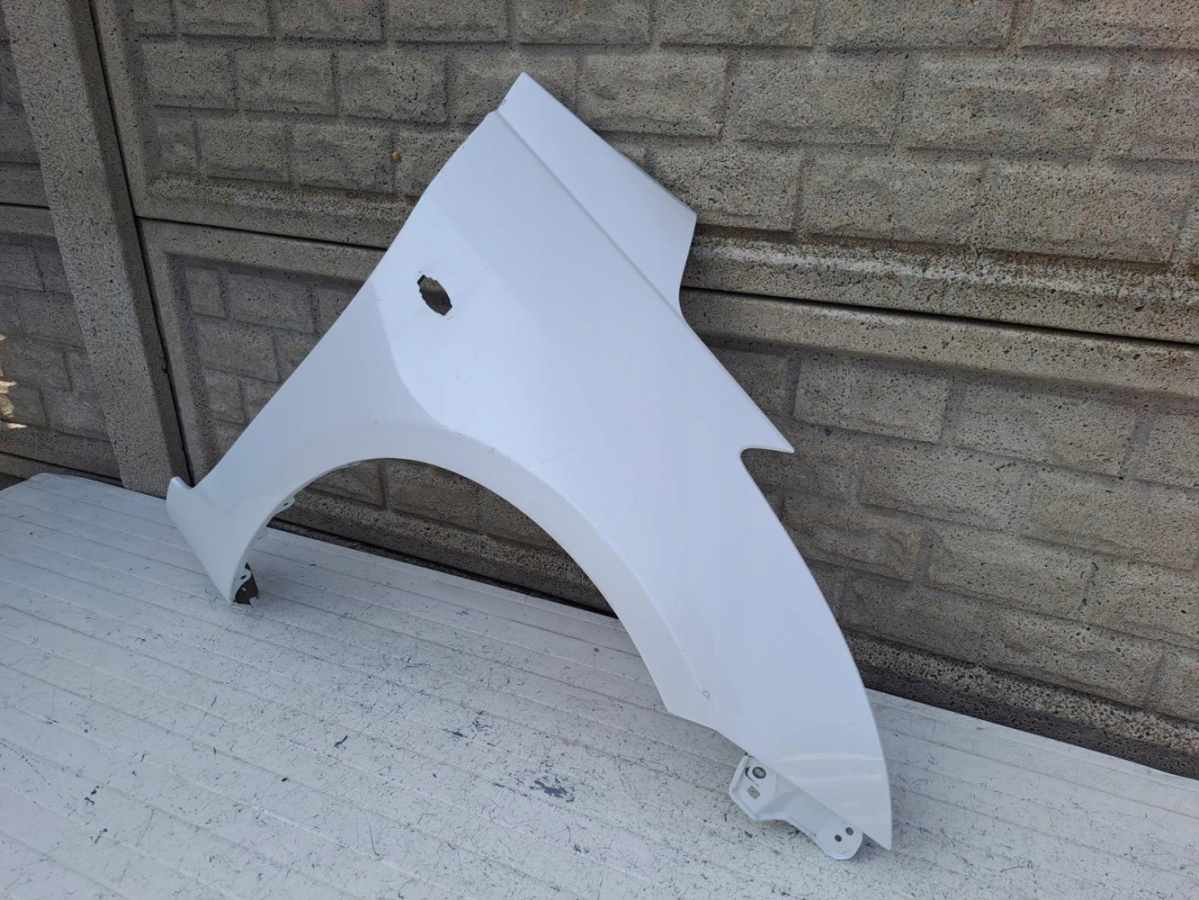 SUZUKI SWIFT Mk7 10-17 BŁOTNIK PRZEDNI PRAWY - (16353185413)