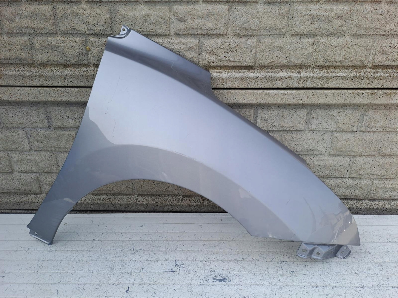 SUZUKI BALENO II 15-22 BŁOTNIK PRAWY PRZEDNI - (16353191277)