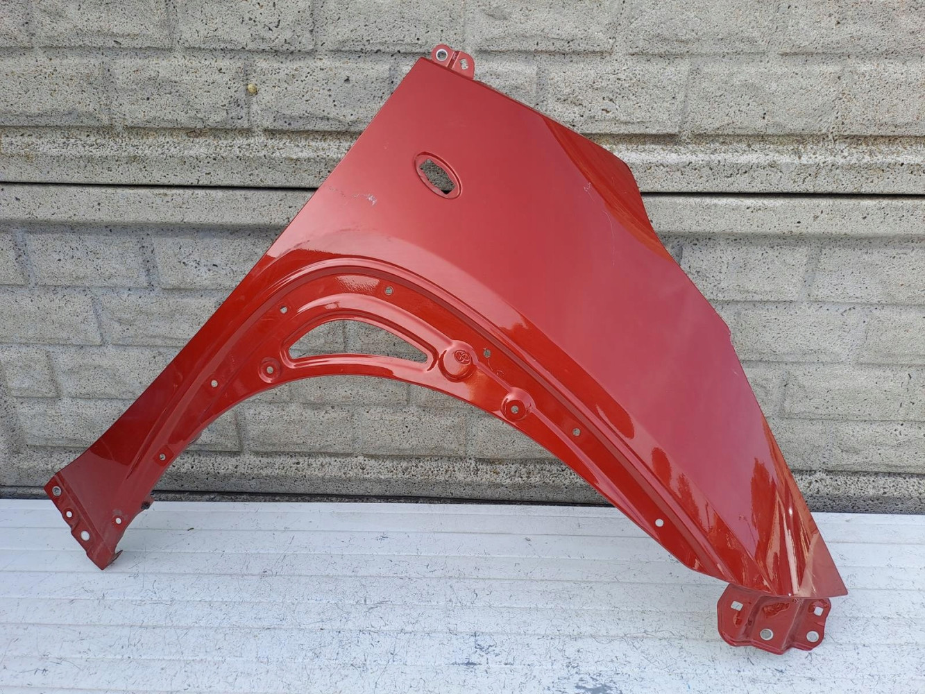 BŁOTNIK PRAWY PRZÓD TOYOTA AYGO X 22-24 - (16353304517)