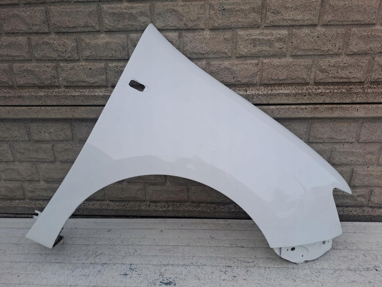 DACIA SANDERO LOGAN 13-20 BŁOTNIK PRZEDNI PRAWY - (16737208600)