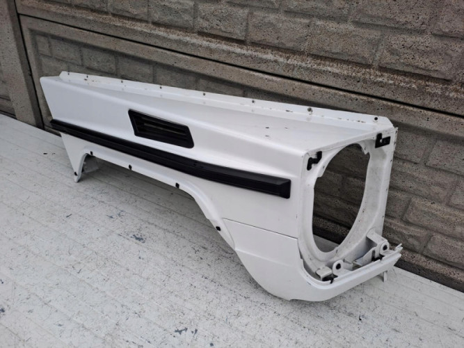MERCEDES G KLASA W463 BŁOTNIK PRAWY PRZEDNI - (16743573557)