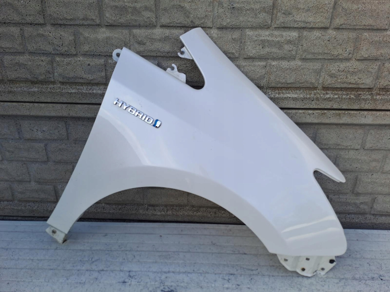 TOYOTA PRIUS PLUS BŁOTNIK PRZEDNI PRAWY - (16743685586)