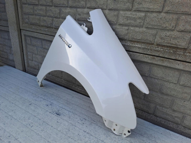 TOYOTA PRIUS PLUS BŁOTNIK PRZEDNI PRAWY - (16743685586)