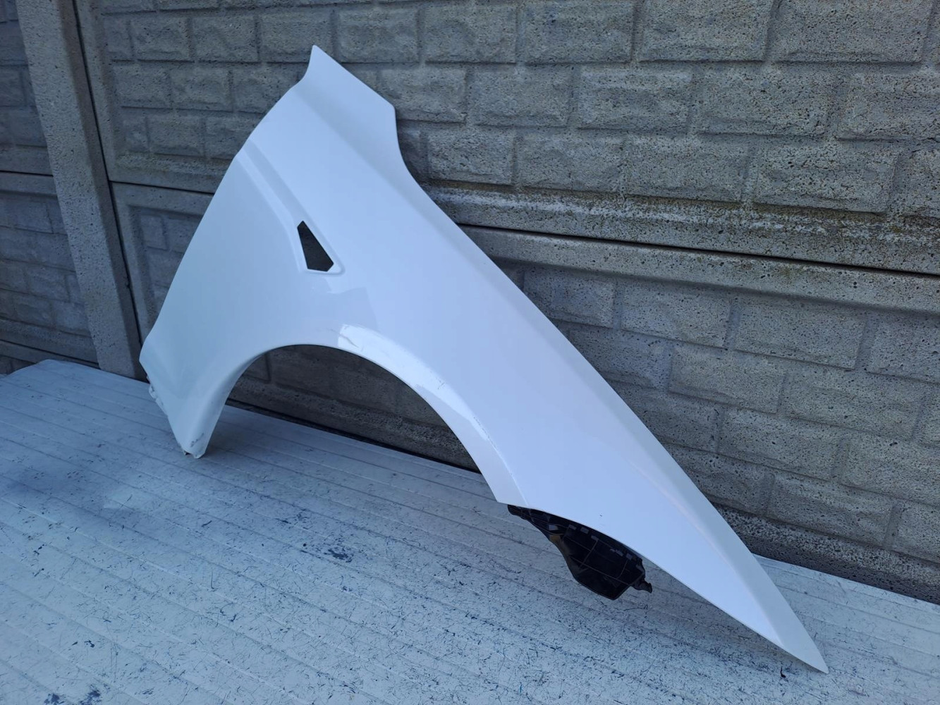 TESLA MODEL S PLAID BŁOTNIK PRAWY PRZEDNI - (16759296702)