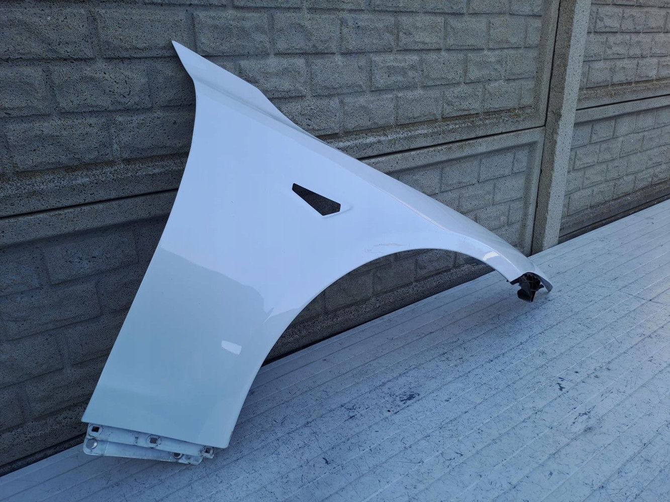 TESLA MODEL S PLAID BŁOTNIK PRAWY PRZEDNI - (16759296702)