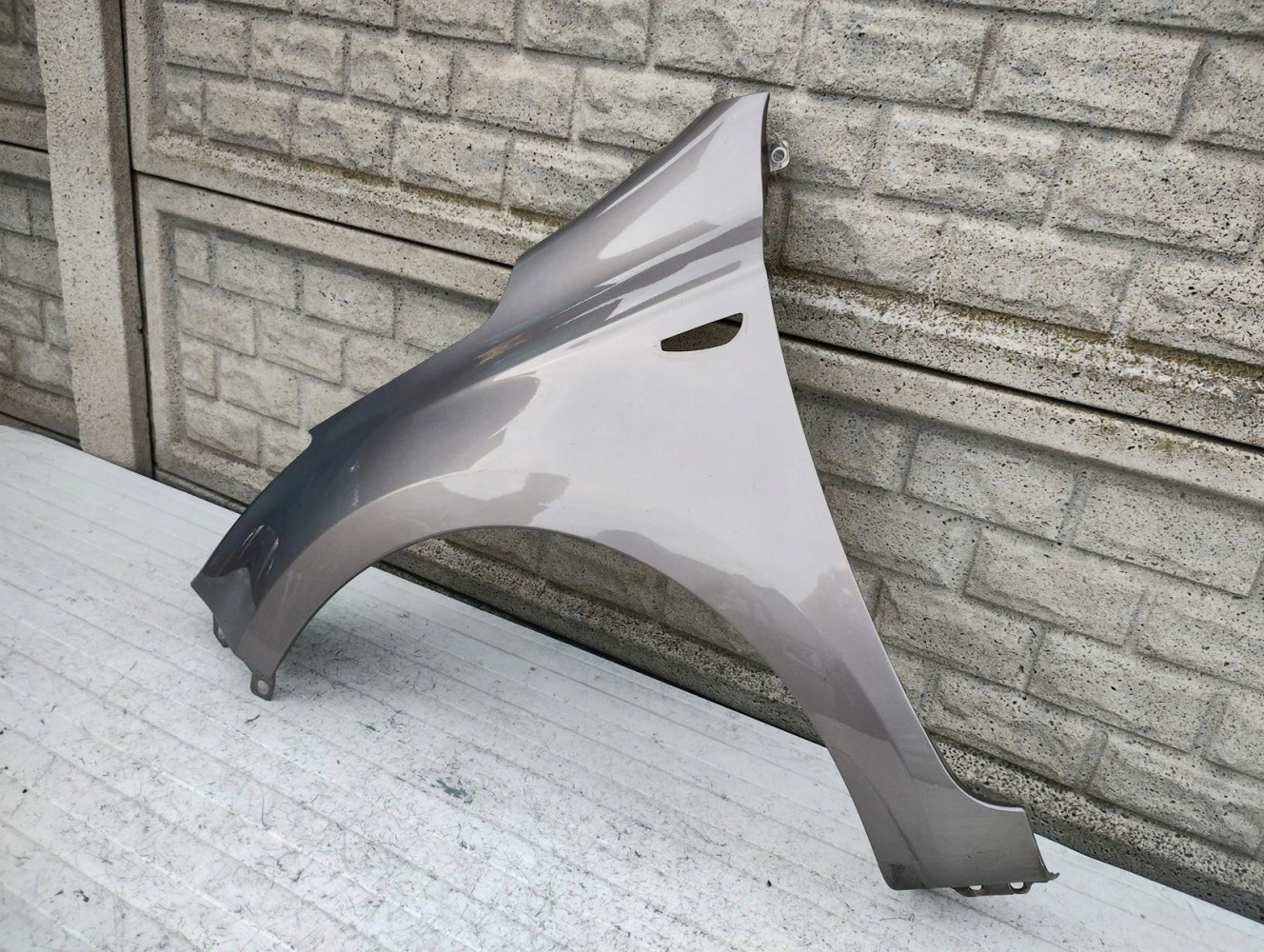 HYUNDAI I20 LIFT KIERUNEK BŁOTNIK PRZEDNI LEWY - (16759427373)