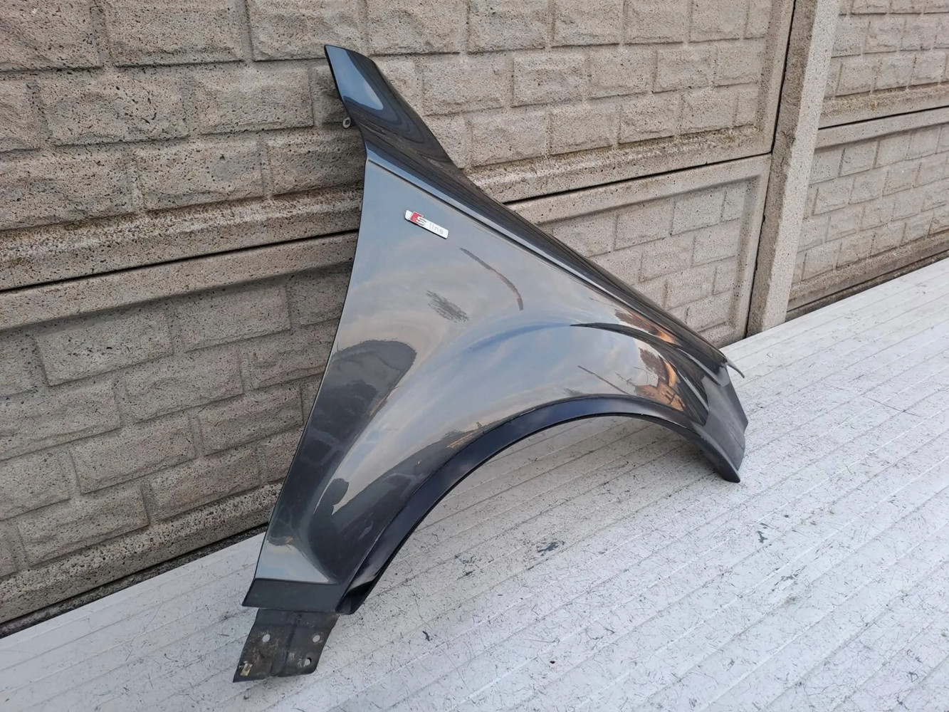 BŁOTNIK PRZEDNI PRAWY AUDI Q7 4L 05-15 - (16778141911)