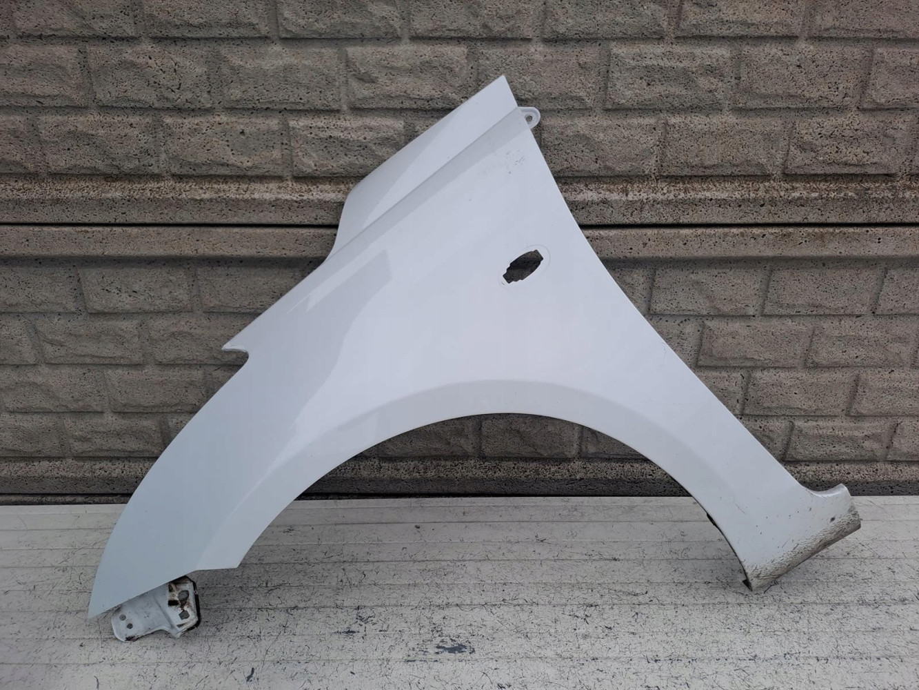 SUZUKI SWIFT Mk7 10-17 BŁOTNIK PRZEDNI LEWY - (16779110530)
