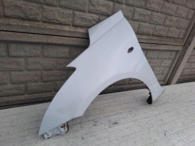 SUZUKI SWIFT Mk7 10-17 BŁOTNIK PRZEDNI LEWY - (16779110530)