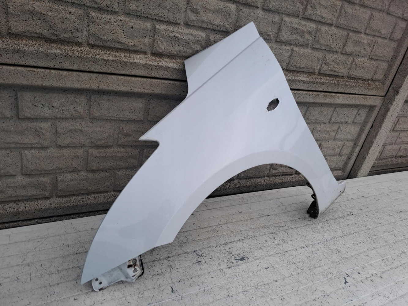 SUZUKI SWIFT Mk7 10-17 BŁOTNIK PRZEDNI LEWY - (16779110530)