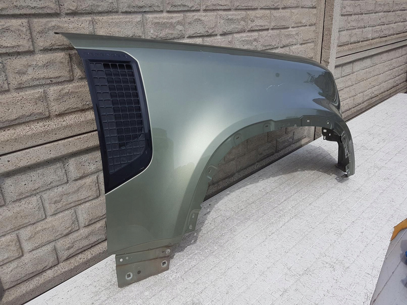 LAND ROVER DEFENDER 20- BŁOTNIK PRAWY PRZEDNI - (12152699630)