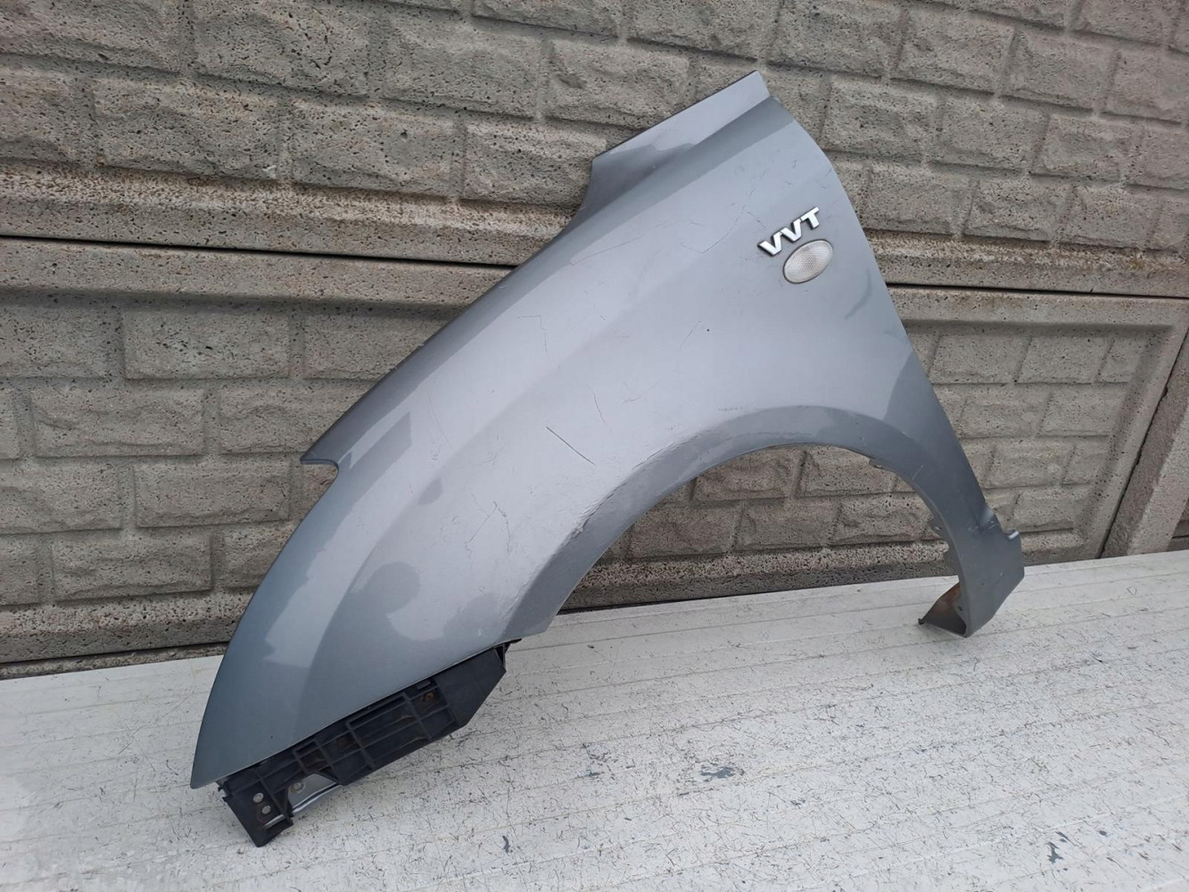 SUZUKI SWIFT Mk6 05-1- BŁOTNIK PRZEDNI LEWY - (16847192081)