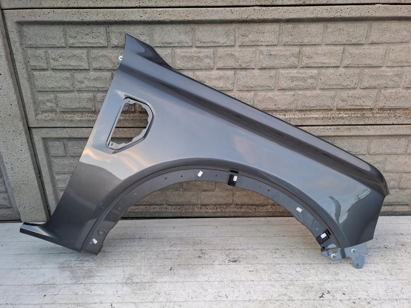 FORD RANGER FORD EVEREST 22- BŁOTNIK PRAWY PRZEDNI - (16893530613)