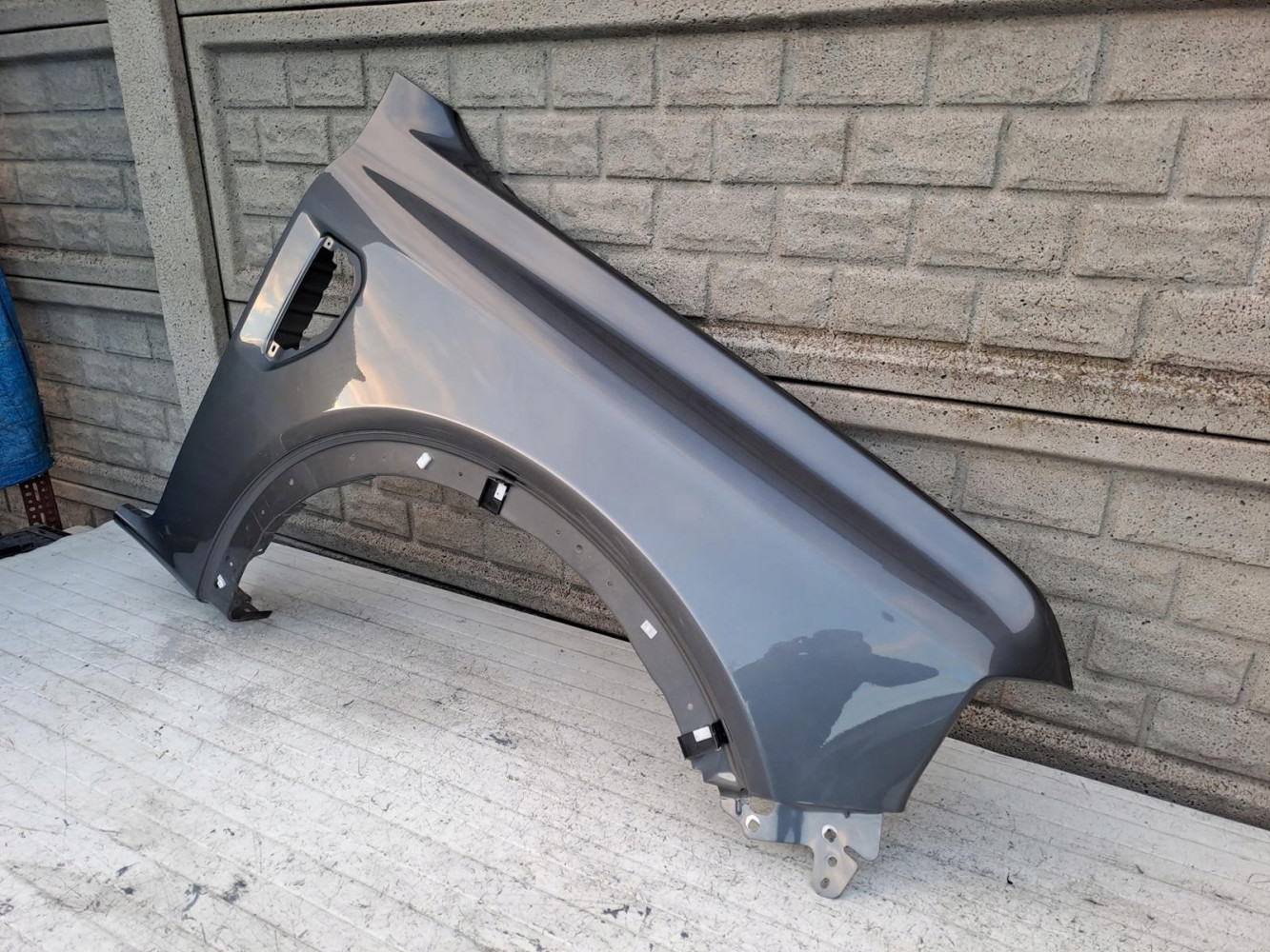 FORD RANGER FORD EVEREST 22- BŁOTNIK PRAWY PRZEDNI - (16893530613)