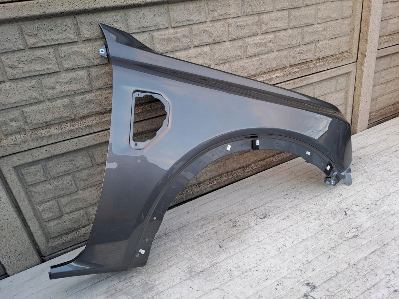 FORD RANGER FORD EVEREST 22- BŁOTNIK PRAWY PRZEDNI - (16893530613)