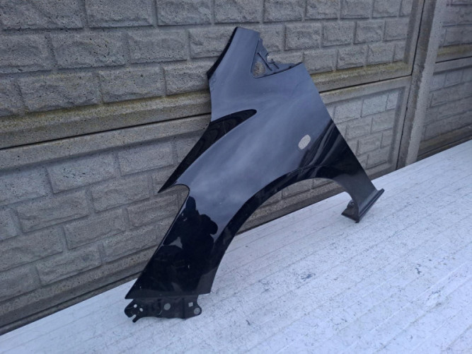 MAZDA 2 II 2007-2015 BŁOTNIK LEWY PRZEDNI - (16900256836)