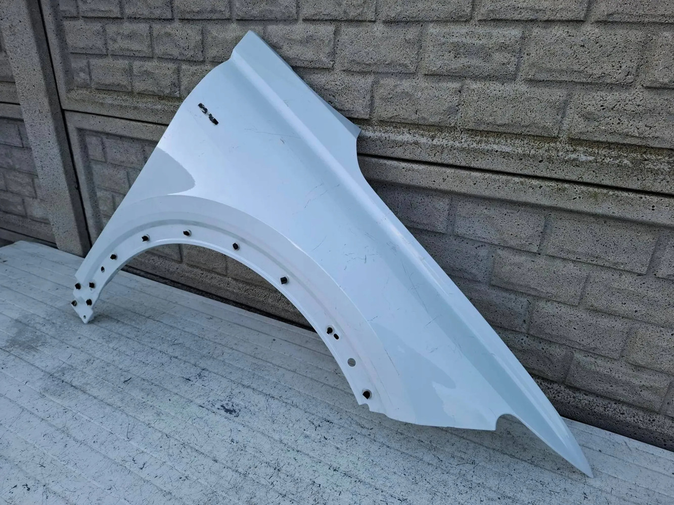 BŁOTNIK PRAWY PRZEDNI AUDI Q4 - (16925667154)