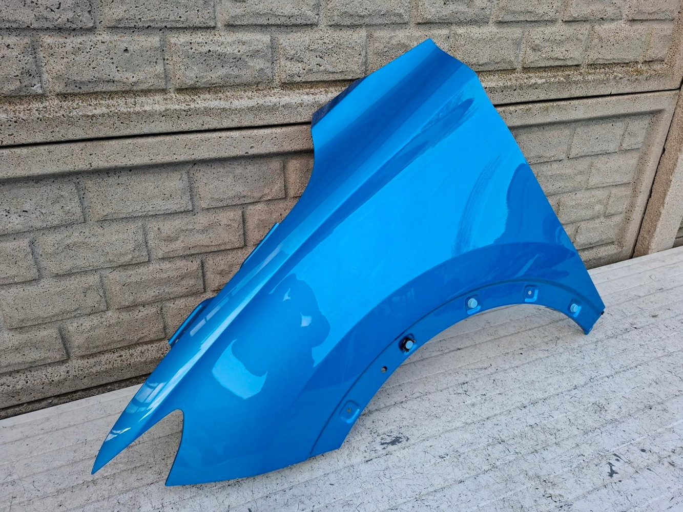 MG ZS EV BŁOTNIK PRZEDNI LEWY - (16925929502)