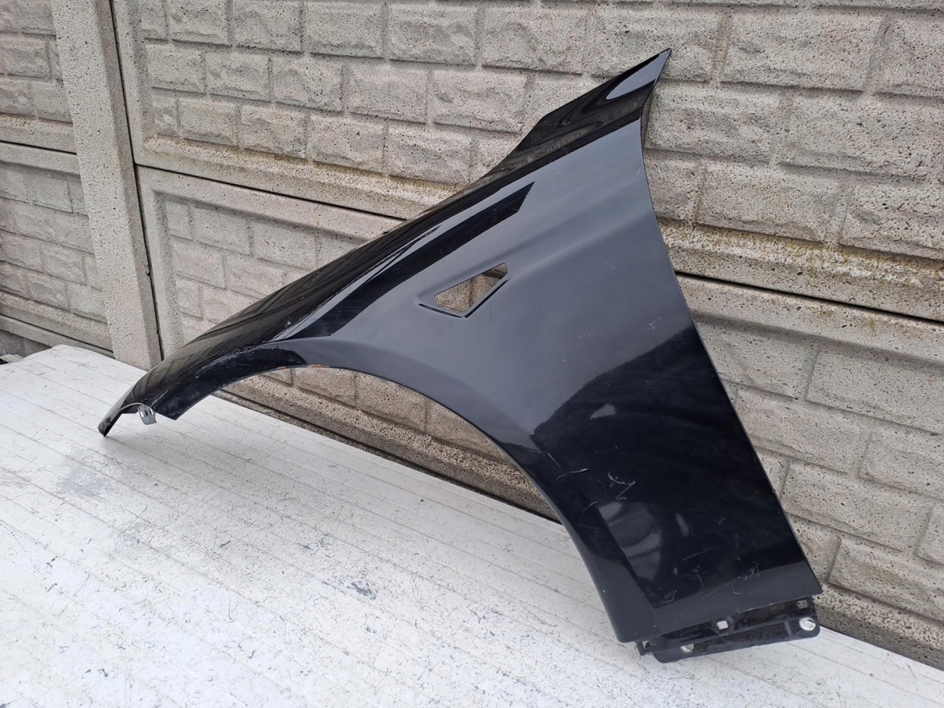 TESLA MODEL S PLAID BŁOTNIK LEWY PRZEDNI - (17051533504)