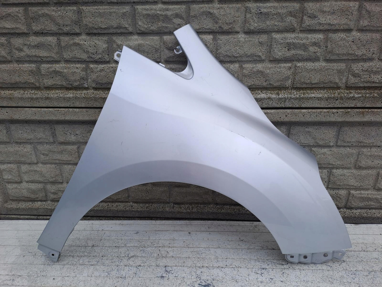 TOYOTA VERSO LIFT BŁOTNIK PRZEDNI PRAWY - (17090488152)