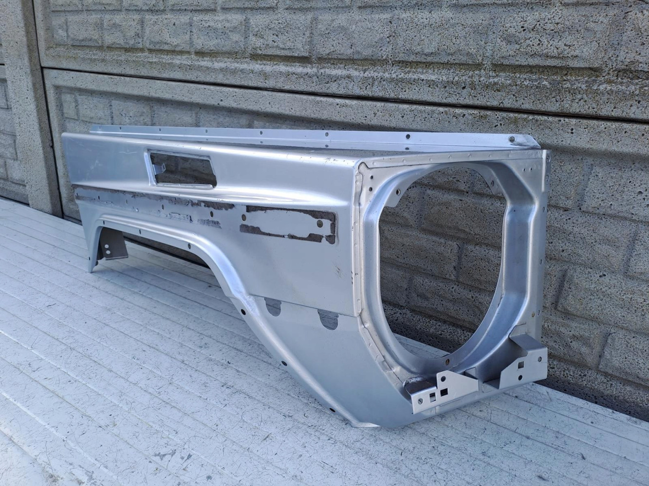 MERCEDES G KLASA W463 BŁOTNIK PRAWY PRZEDNI - (17130621075)