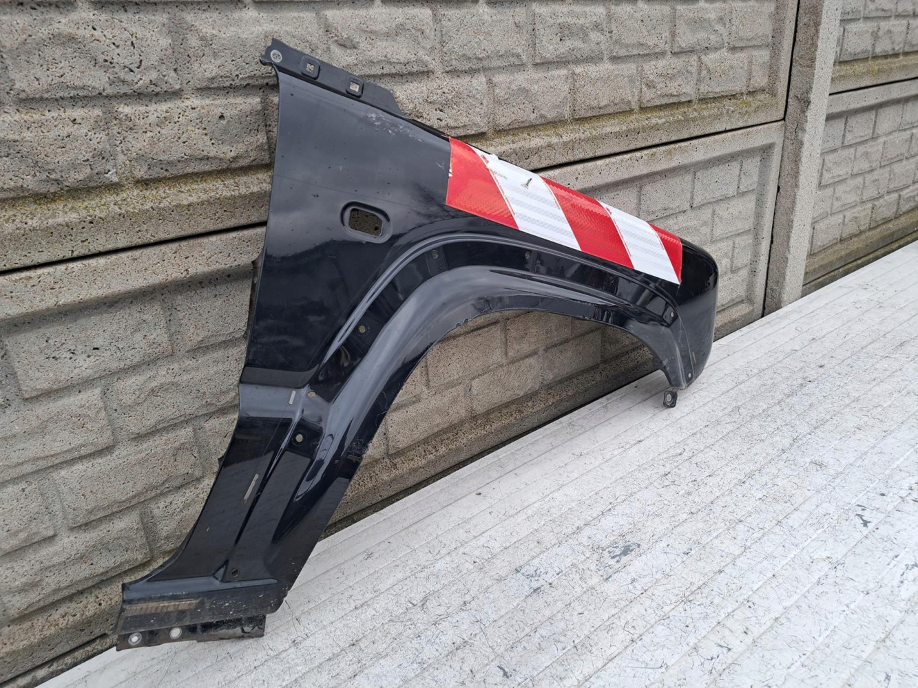 BŁOTNIK PRAWY PRZEDNI SUZUKI JIMNY 18-24 - (17133013851)