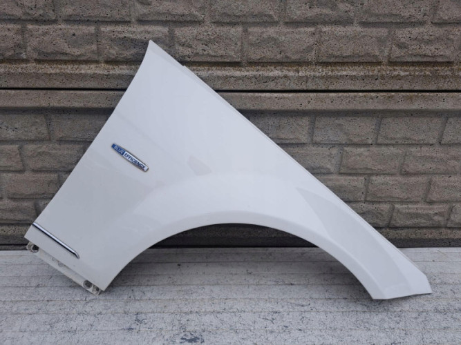 MERCEDES C KLASA W204 07-14 BŁOTNIK PRZEDNI PRAWY - (17136550739)