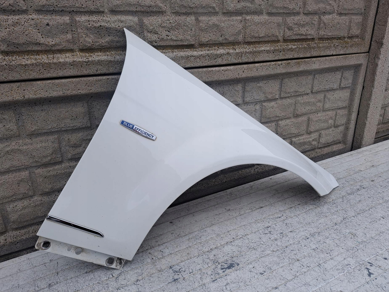 MERCEDES C KLASA W204 07-14 BŁOTNIK PRZEDNI PRAWY - (17136550739)