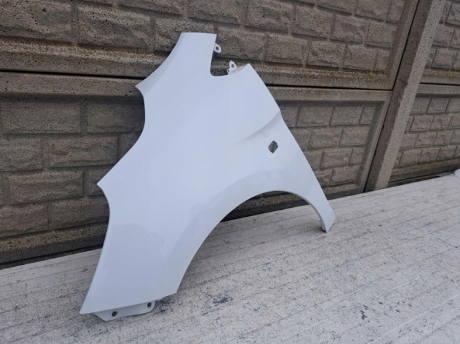 OPEL KARL BŁOTNIK LEWY PRZEDNI - (17136570118)