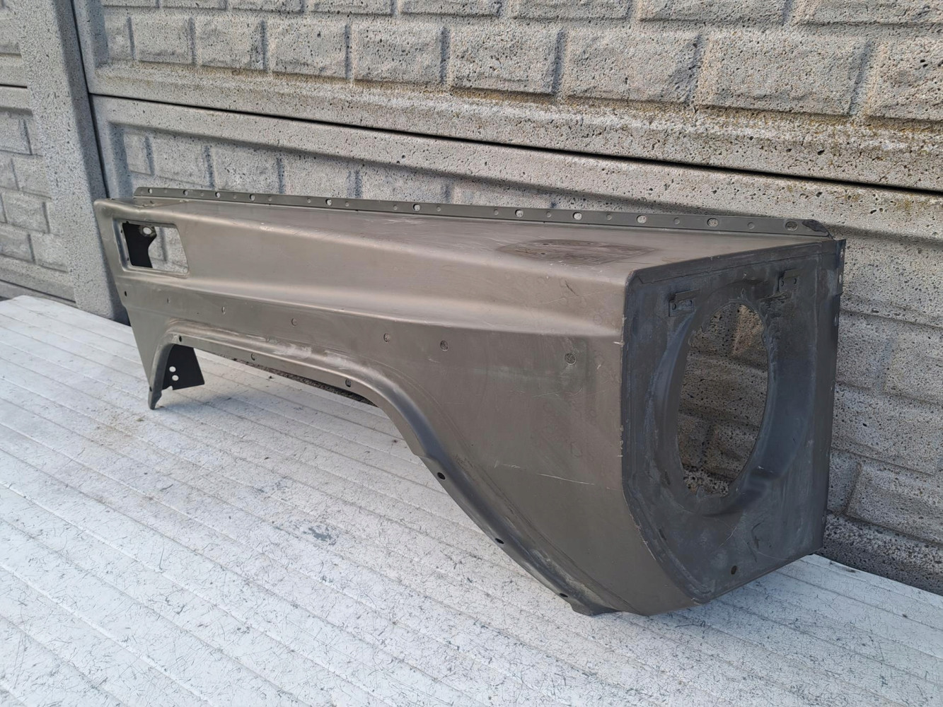 MERCEDES G-KLASA W463 BŁOTNIK PRZEDNI PRAWY - (17196173546)
