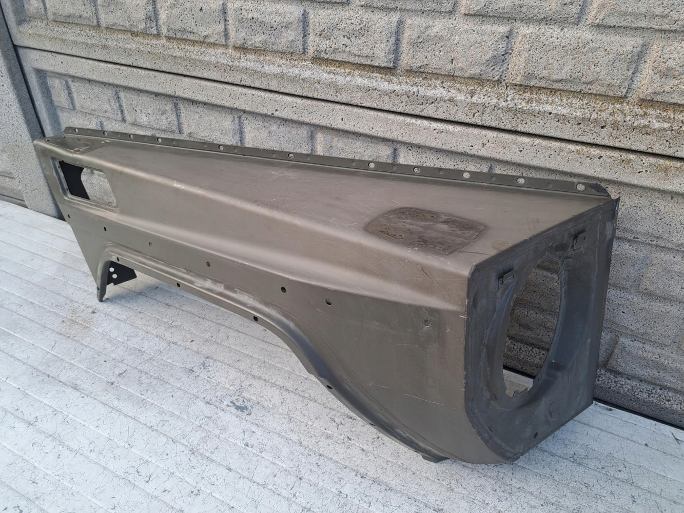 MERCEDES G-KLASA W463 BŁOTNIK PRZEDNI PRAWY - (17196173546)