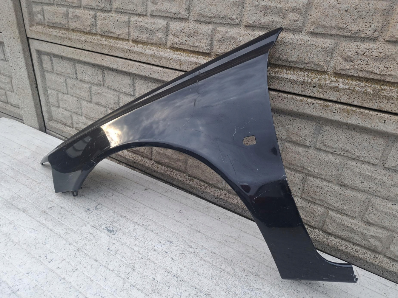VOLVO V40 LIFT 00-04 BŁOTNIK PRZEDNI LEWY - (17196240293)