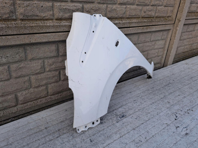 PEUGEOT 108 2014-2020 BŁOTNIK PRZEDNI LEWY - (17207718525)