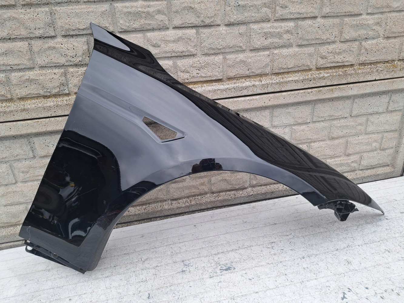 TESLA MODEL S PLAID BŁOTNIK PRAWY PRZEDNI - (17207751303)